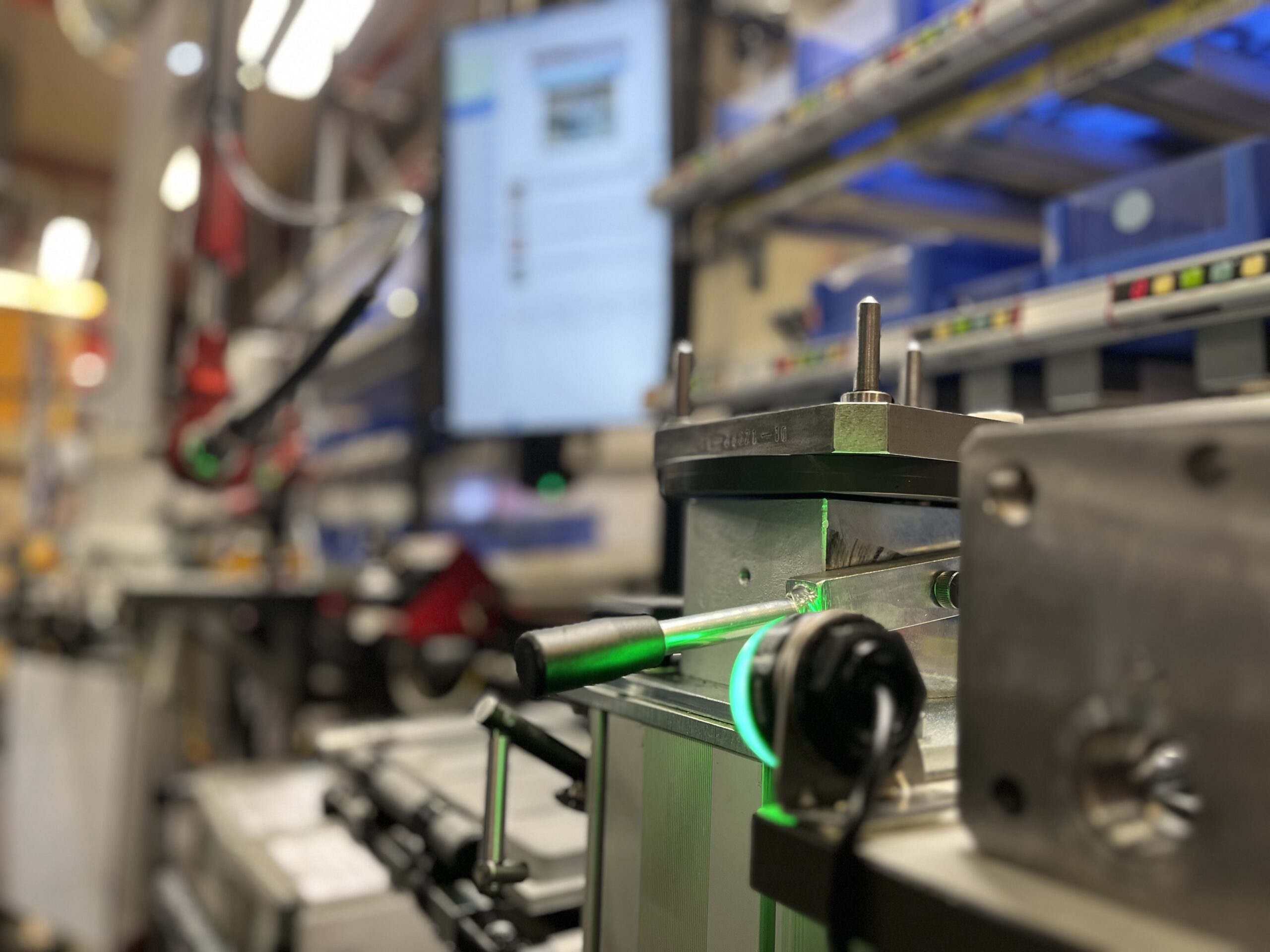 Översiktsbild av en produktionsmiljö med OT-utrustningar